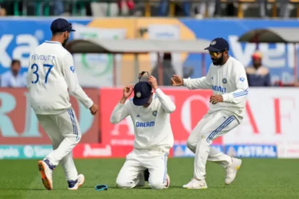 Shubman Gill Takes Sensational Diving Catch To Dismiss Duckett